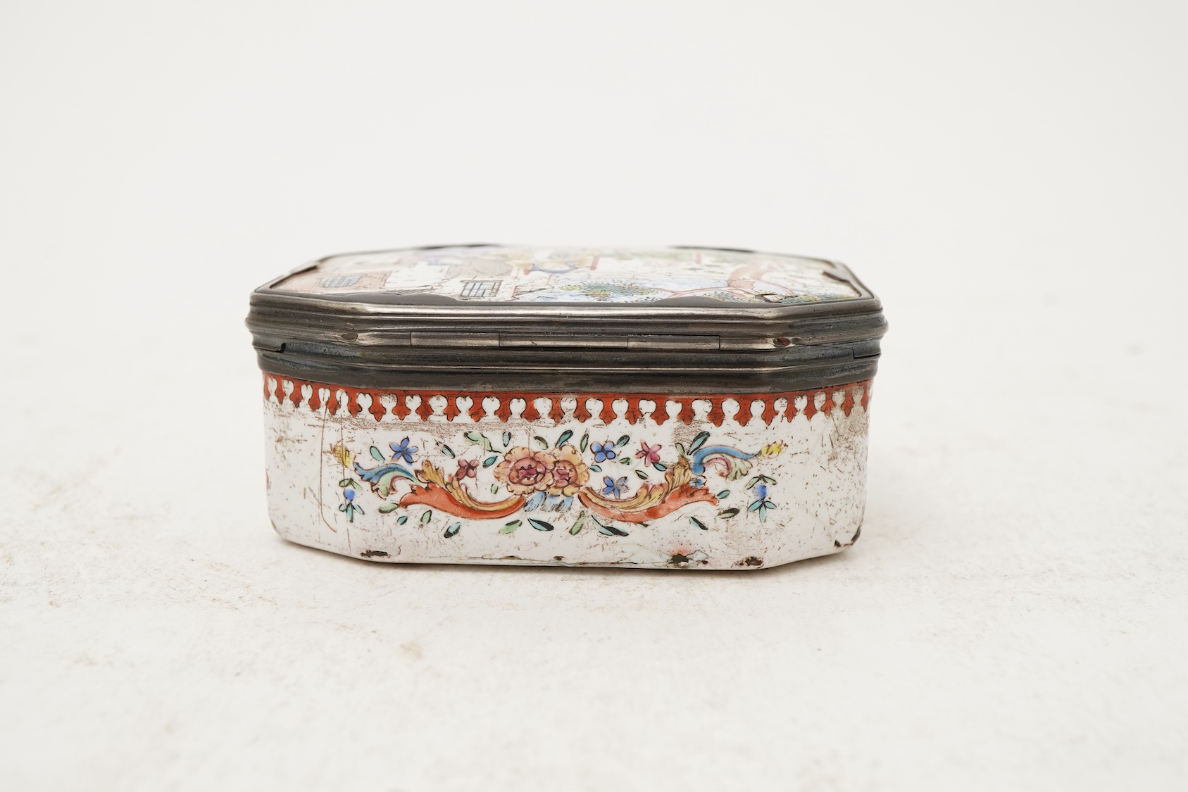 A Chinese Guangzhou enamel European subject snuff box, 18th century